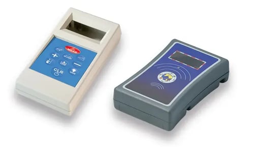 Standardgehäuse (links) und individuelles Gehäusedesign (rechts)