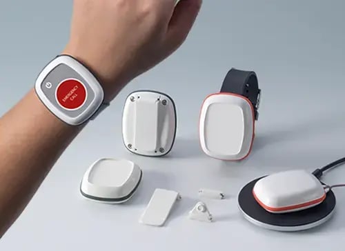 Boitiers compacts sur bracelet-montre, dragonne, et support de charge